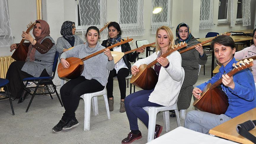Kadınlar yorgunluklarını bağlama çalarak atıyor