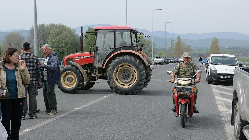 Yunan çiftçiler İdomeni'ye giden yolu kapattı
