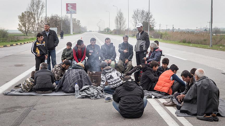 Yunanistan'da sığınmacılar otoyolu ulaşıma kapattı