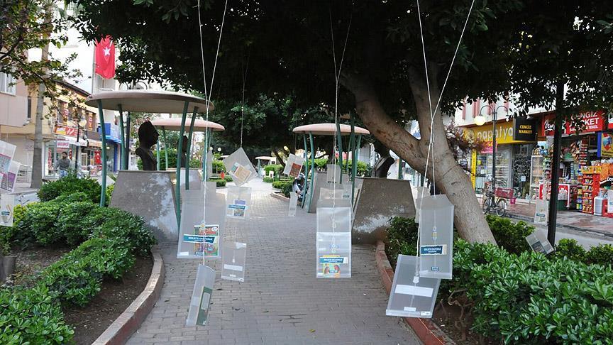 Ağaçlara asılan kitaplara yoğun ilgi
