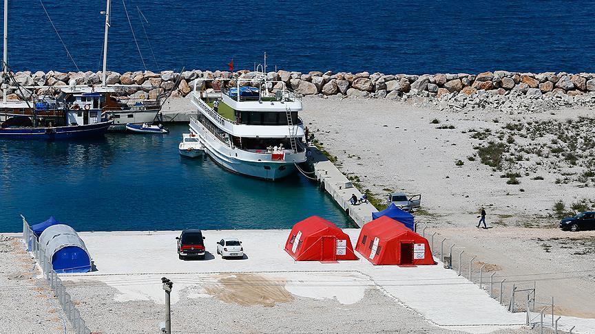 Çeşme'de göçmenler için sağlık kontrol çadırları kuruldu