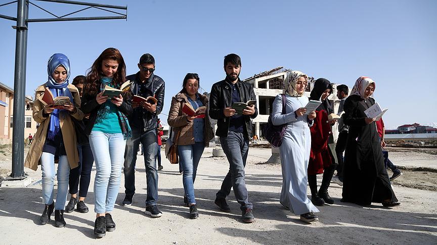 Öğrenciler kitap okumaya dikkati çekmek için yürüdü