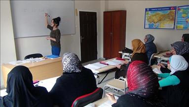 Suriyeli kadınlar Türkçe öğrenerek yeni yaşamlarına uyum sağlayacak