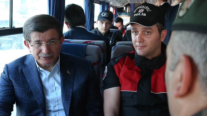 Başbakan Davutoğlu polislerin bayramını kutladı