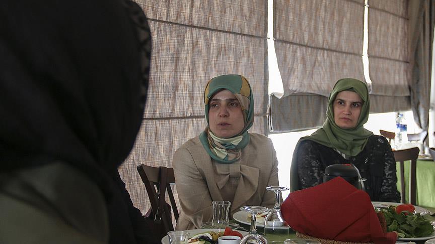 Bakan eşleri sığınmacı kadınlarla bir araya geldi