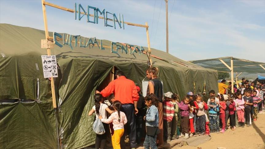 خيمة في"إيدوميني" اليونانية تنير دروب الأطفال 