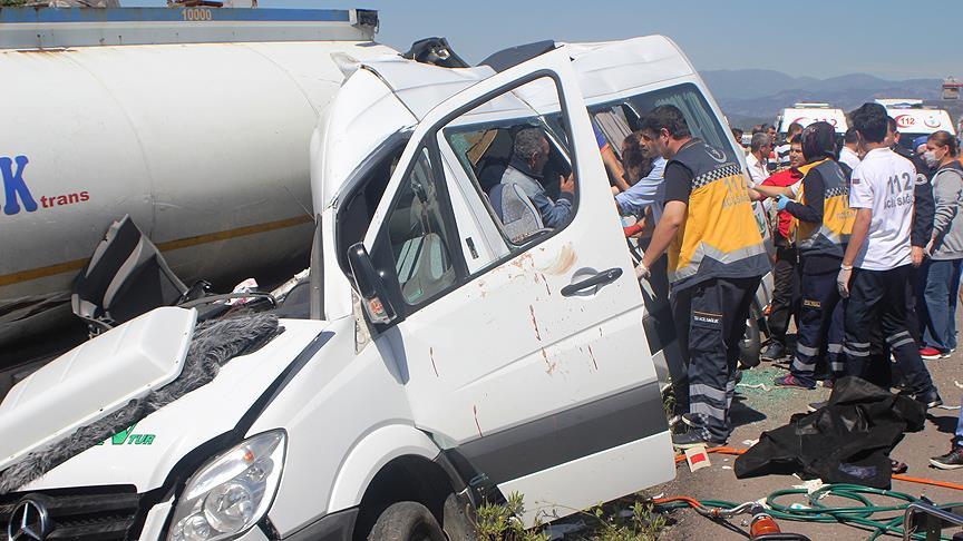 Yolcu minibüsü tankere çarptı: 3 ölü, 11 yaralı