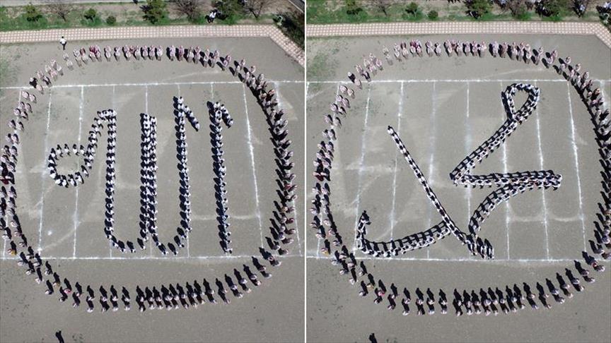 Kutlu Doğum Haftasında öğrencilerden koreografi