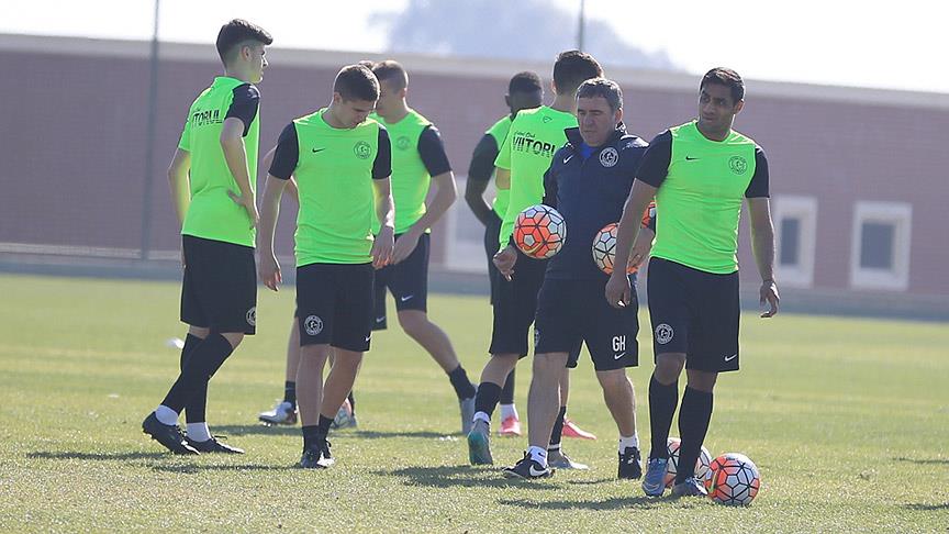 Hagi kendini görevden aldı