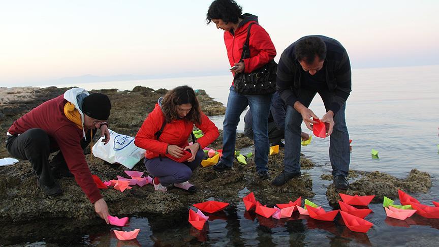 Aylan bebek anısına denize kağıttan kayık bırakıldı