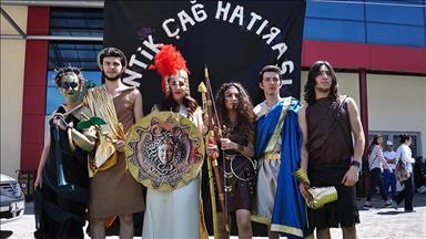 Arkeoloji öğrencilerinden 'antik çağ' defilesi