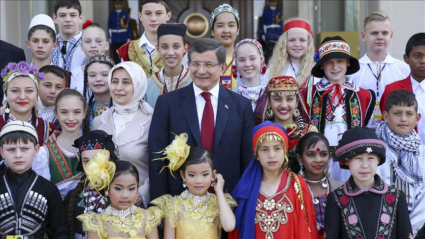 داود أوغلو يستقبل أطفالا من 20 دولة في عيد الطفولة