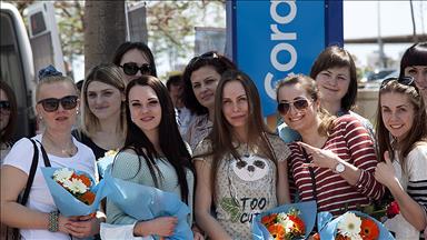 Sezonun ilk Polonyalı turist kafilesi çiçeklerle karşılandı