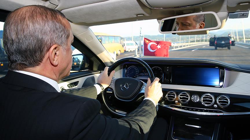 Cumhurbaşkanı Erdoğan ve Başbakan Davutoğlu Osman Gazi Köprüsü'nde direksiyon başına geçti