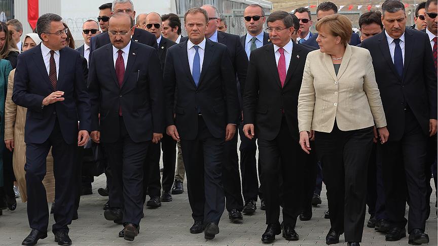 Başbakan Davutoğlu ve Merkel Gaziantep'teki sığınmacı kampını ziyaret etti