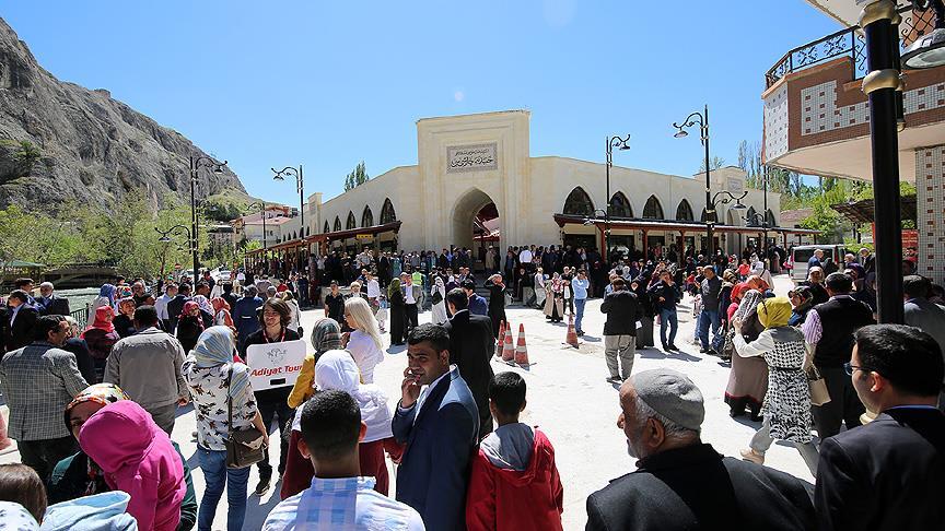 Üç ayların başlamasıyla Somuncu Baba Külliyesine ziyaretler arttı