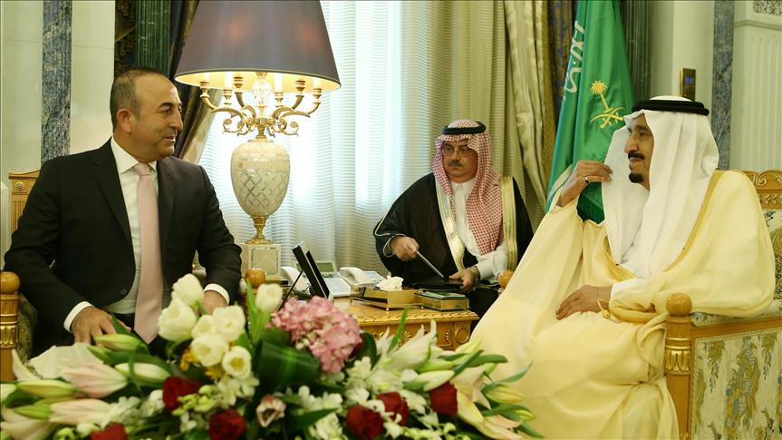 العاهل السعودي يستقبل وزير الخارجية التركي بالرياض
