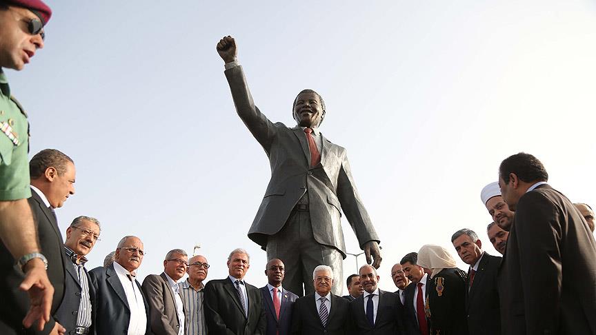 Filistin'e 'en büyük' Mandela heykeli