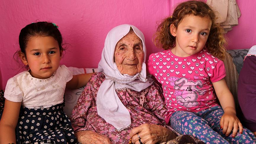 Asırlık ninenin yaşından fazla torunu var