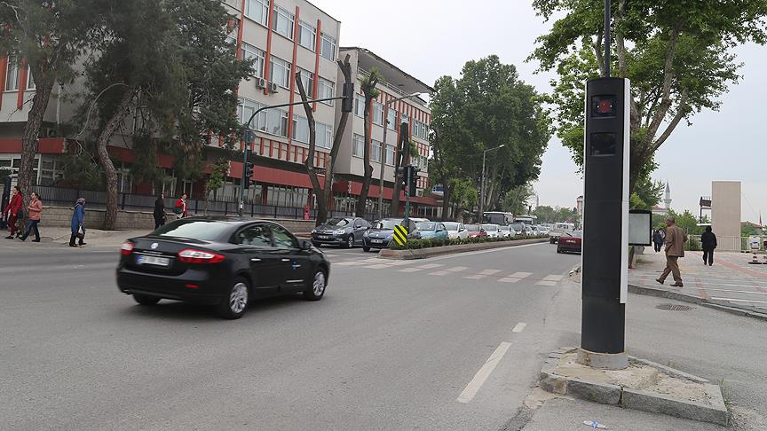 Sabit radarlar hızlı sürücüleri affetmedi