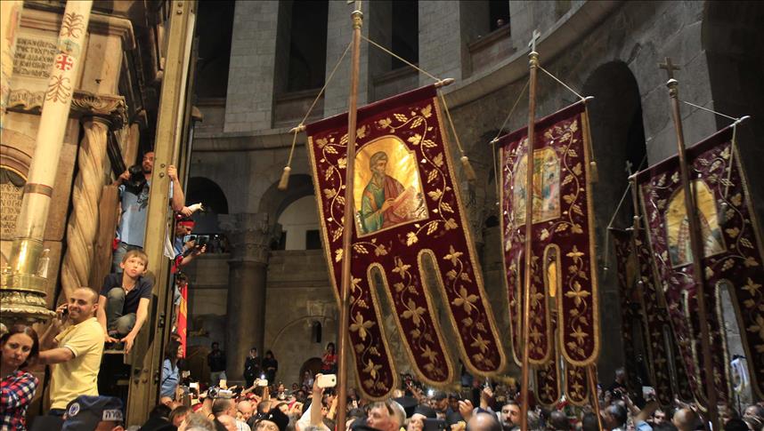 Thousands mark Easter eve in Jerusalem Orthodox church