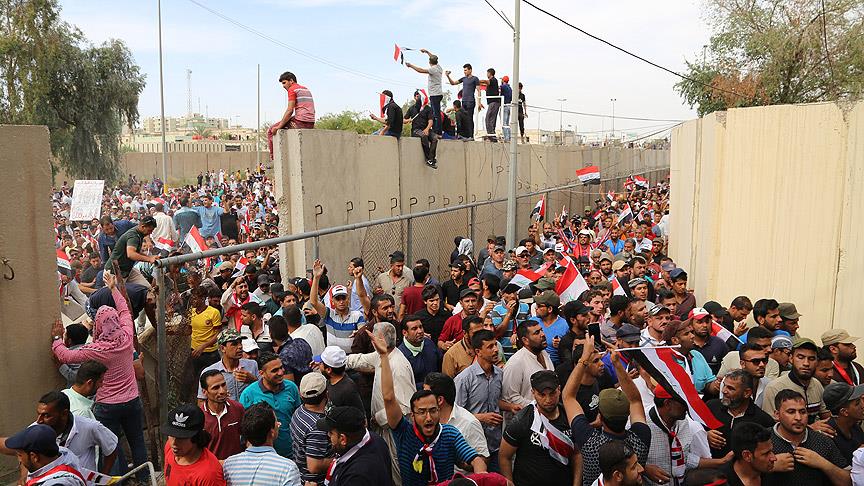 Irak'ta Şii lider Sadr yanlısı göstericiler parlamento binasına girdi