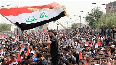 Irak'ta Şii lider Sadr yanlısı göstericiler parlamento binasına girdi