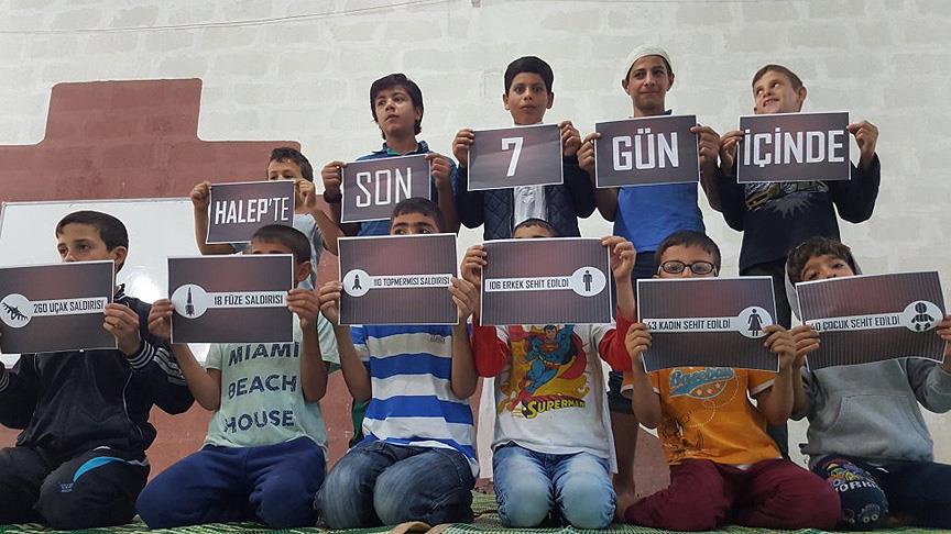 Suriyeli yetimler, Halep'teki saldırıları protesto etti