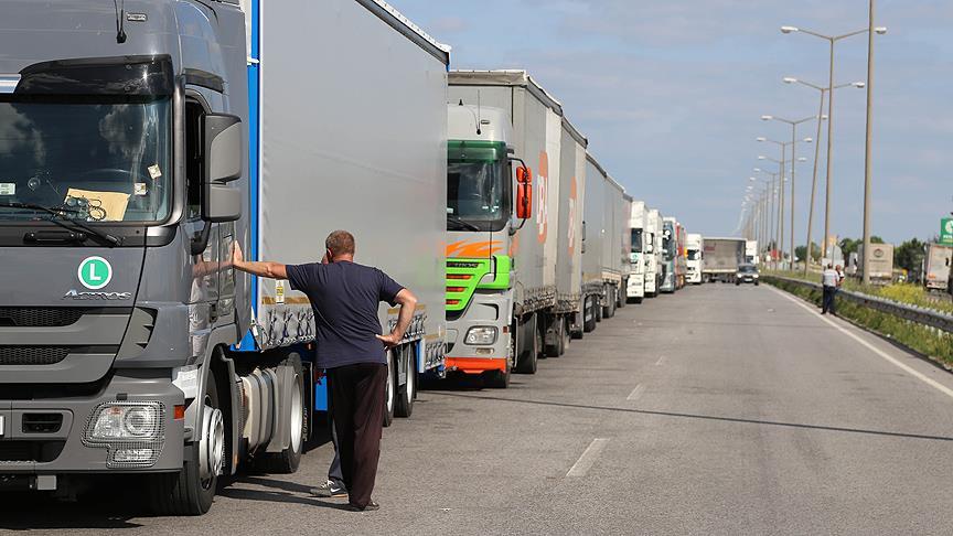 Kapıkule'de 13 kilometrelik tır kuyruğu