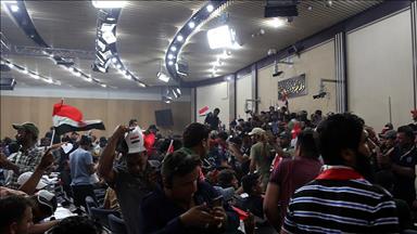 Irak'ta Sadr yanlısı göstericiler parlamento binasından ayrıldı