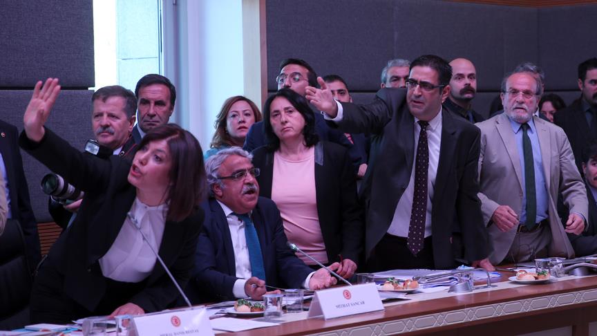 HDP'li milletvekilleri TBMM Anayasa Komisyonu'nu terk etti