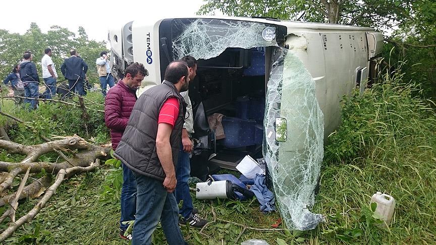 Kocaeli'de cenaze yolunda kaza: 12 yaralı