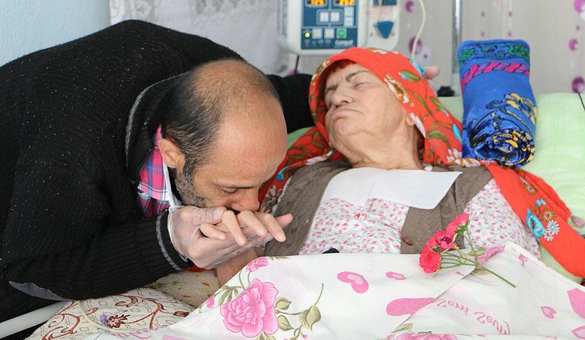 Hasta annesine 20 yıldır gözü gibi bakıyor
