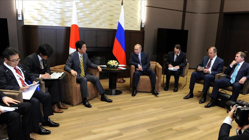 Abe, Putin sound each other out prior to G7 meet