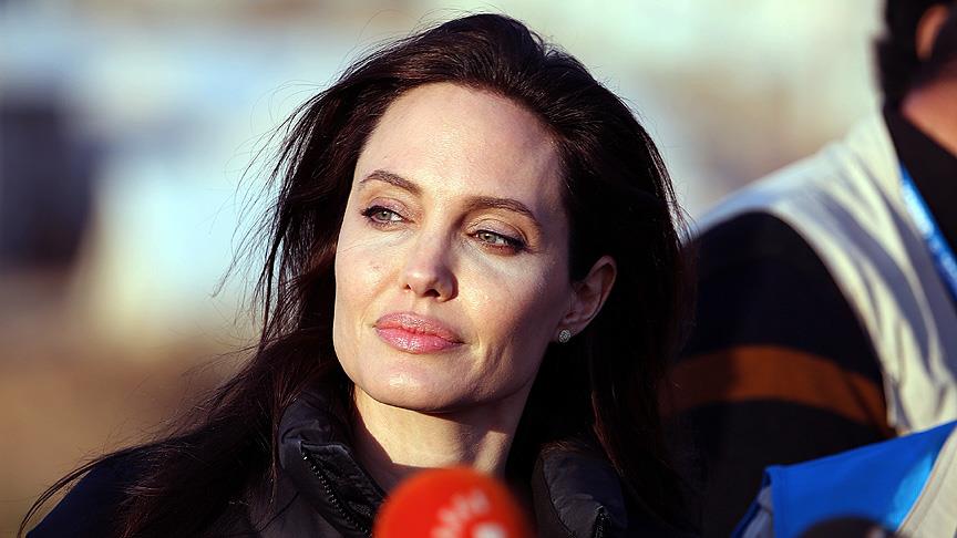 Angelina Jolie'den Kamboçyalı 12 kardeşe eğitim yardımı