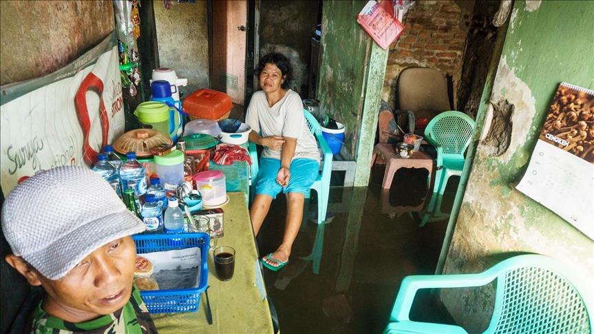 Indonesia port city battles to save homes from floods