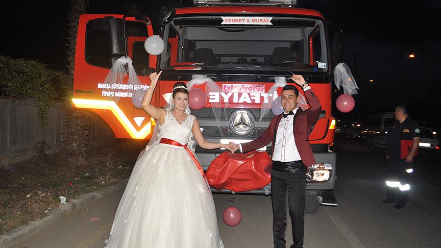 İtfaiye aracını gelin arabası yaptı