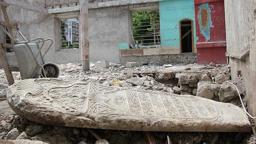  Tarihi camiden çıkan mezar taşı iki asır öncesine ışık tuttu