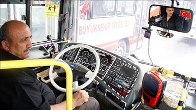 Bayılan hamile kadını halk otobüsüyle hastaneye yetiştirdi
