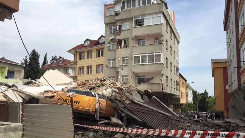 İstanbul Bahçelievler'de tahliye edilen apartman çöktü