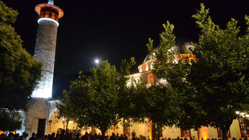 أتراك يحيون ليلة "النصف من شعبان" بمسجد "حبيب النجار" الأقدم في "الأناضول"