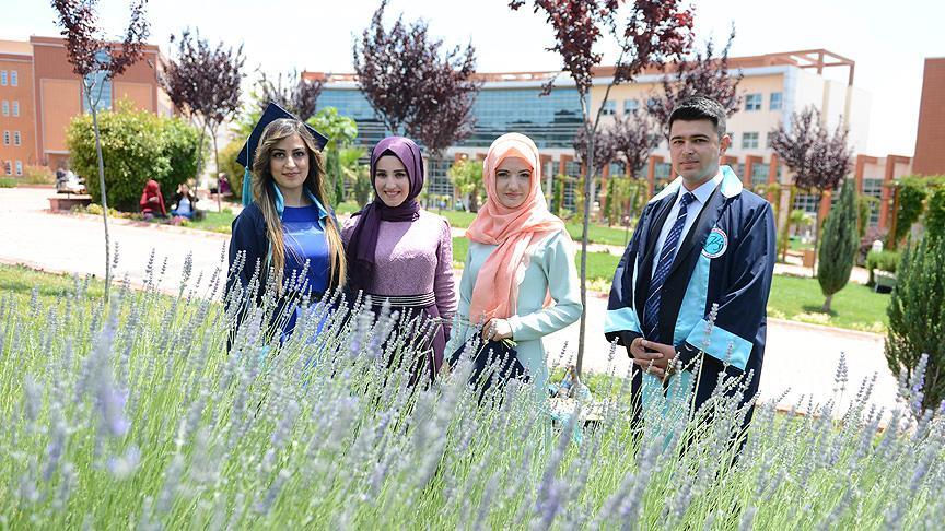 Roketlerin gölgesinde mezuniyet fotoğrafı 