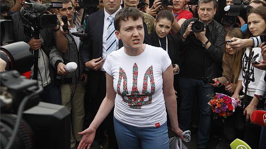  Moscow frees Ukrainian pilot under prisoner swap deal