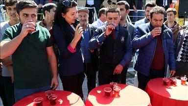 Erzurum'da "En Hızlı Çay İçme Yarışması" düzenlendi 