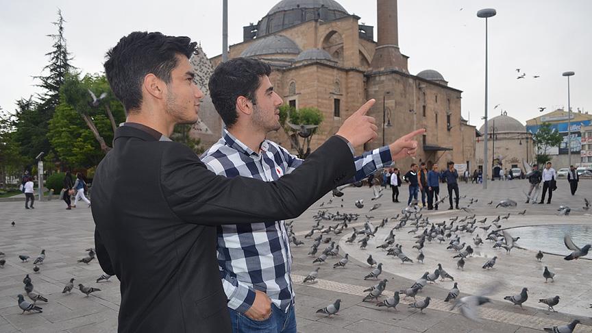 Liseliler Necip Fazıl'ı klip ile yad etti