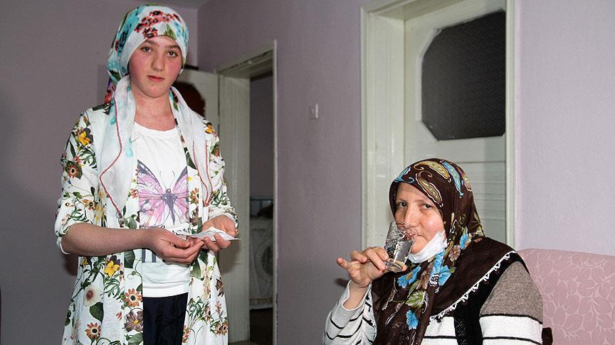 Hasta annesinin bakımı için eğitimini yarıda bıraktı