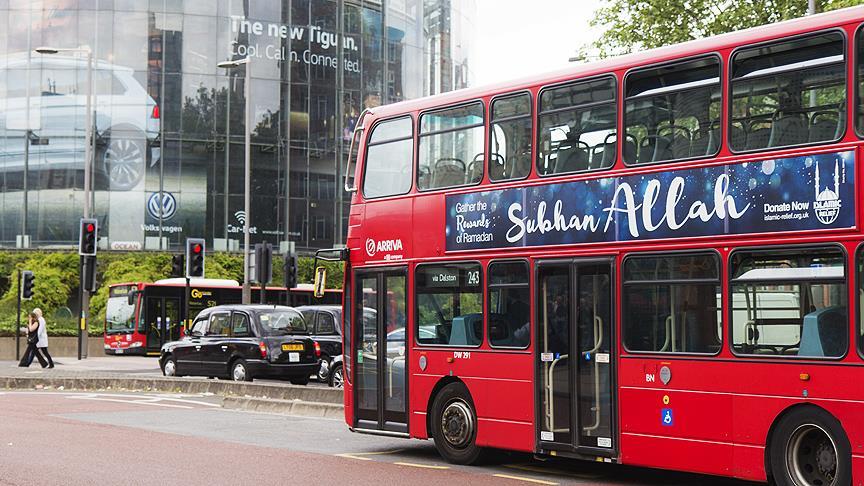 Londra'da otobüslere "Sübhanallah" yazılı ilanlar yerleştirildi