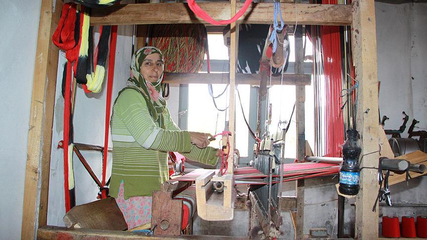 Asırlık tahta tezgahta 'rengarenk keşan' dokuyorlar