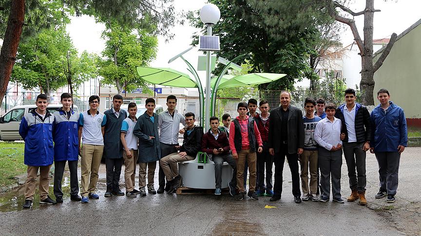 Palmiye görünümlü solar şarj istasyonu yaptılar