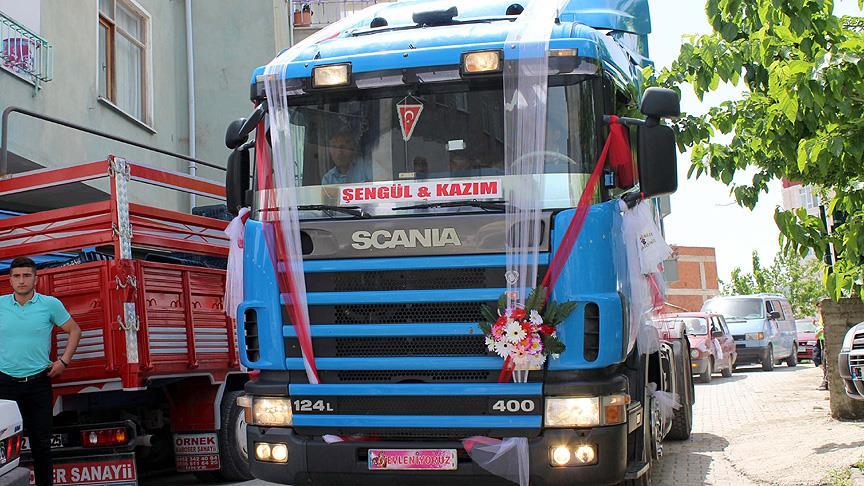 Tırı gelin arabası yaptı